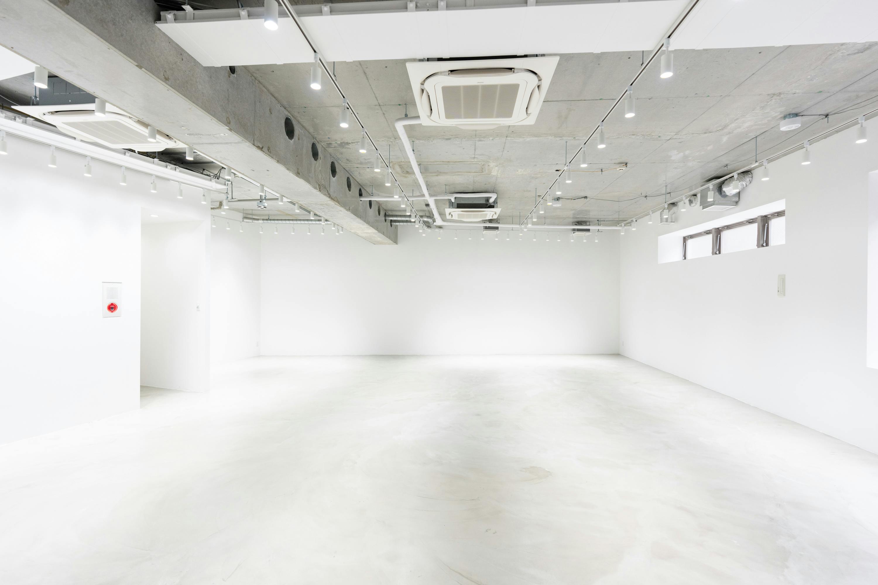 【表参道並木通りから1分／138㎡】展示会・ポップアップ・個展に最適！天井高4.7mの専用エントランスが印象的なギャラリースペース