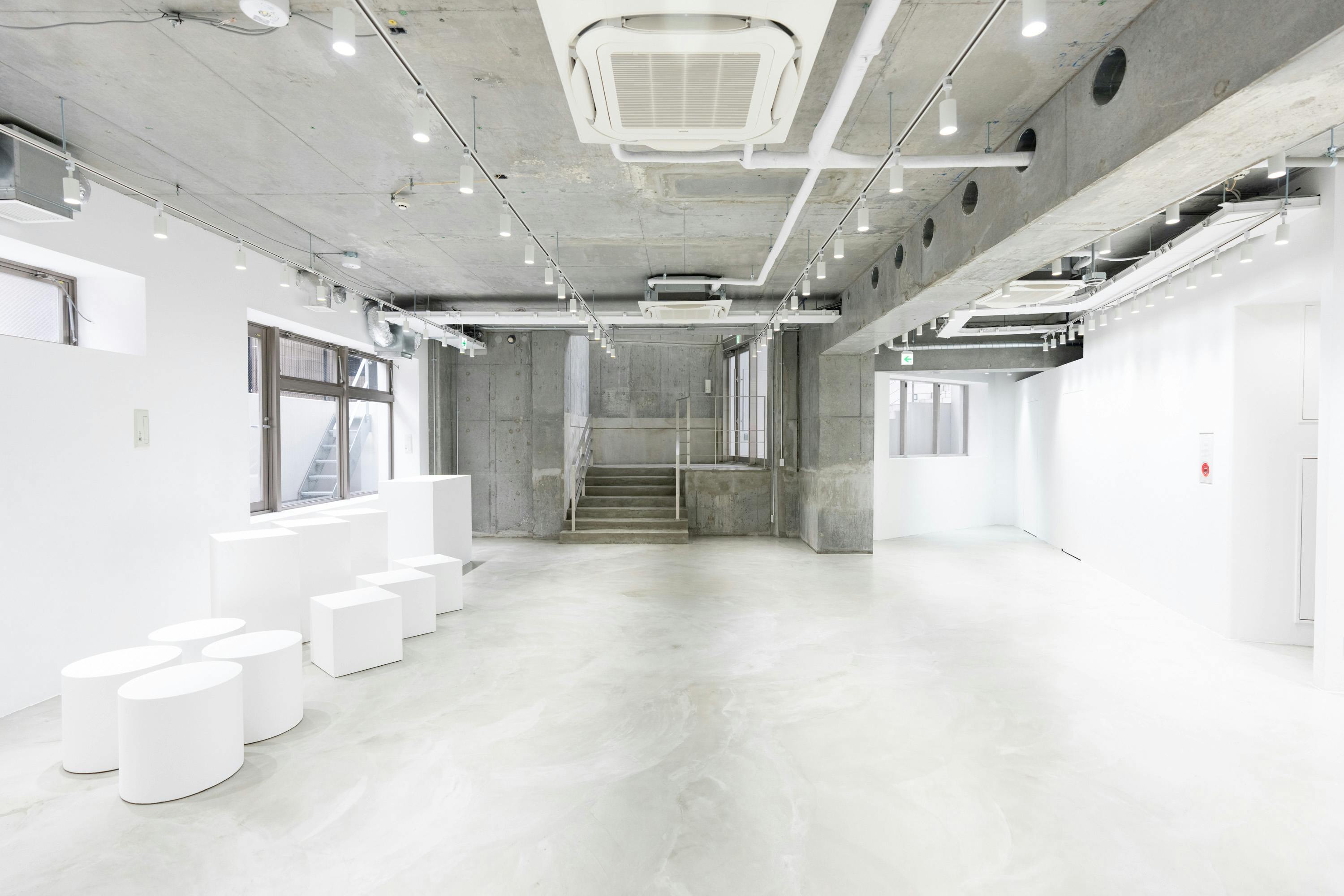 【表参道並木通りから1分／138㎡】展示会・ポップアップ・個展に最適！天井高4.7mの専用エントランスが印象的なギャラリースペース