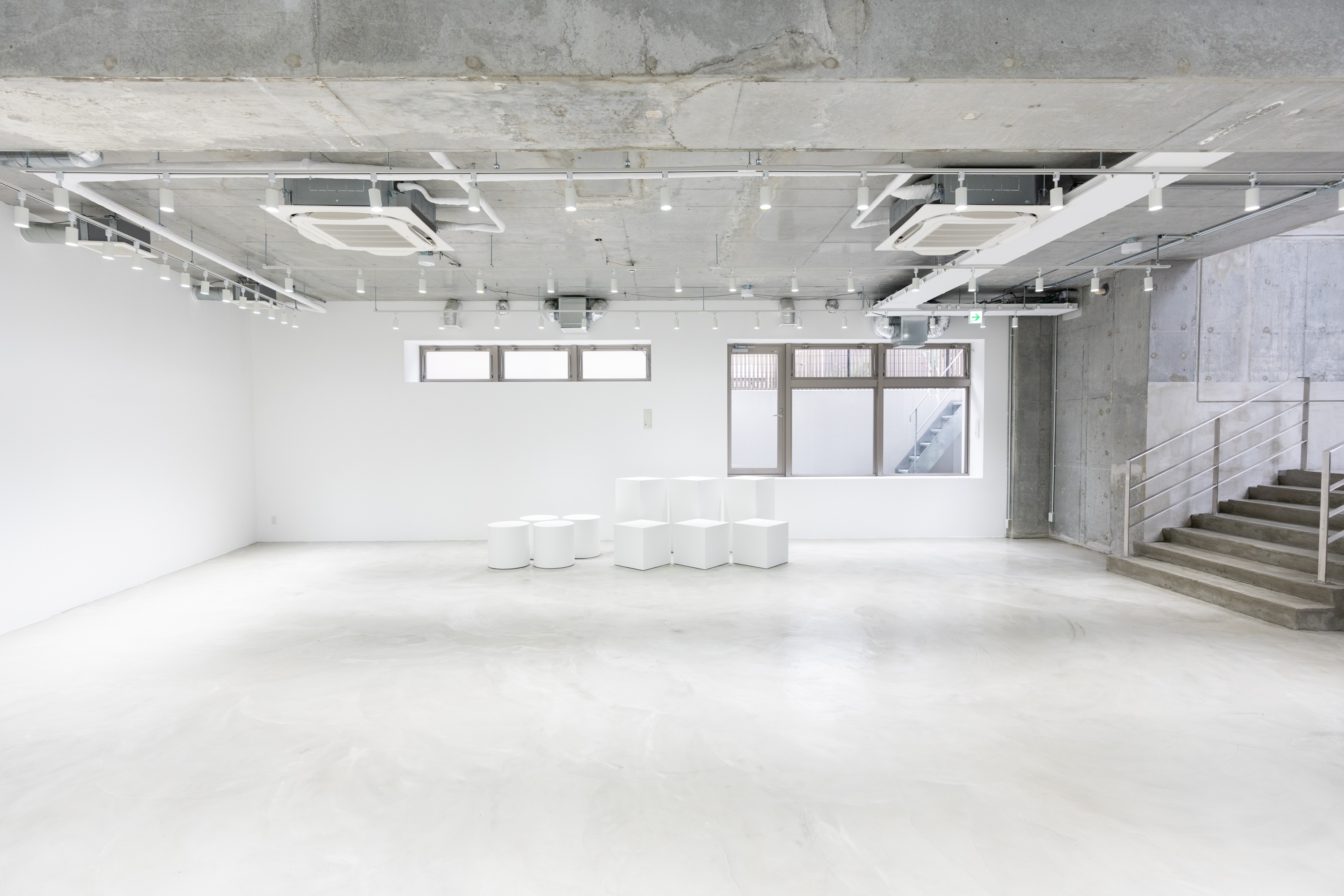 【表参道並木通りから1分／138㎡】展示会・ポップアップ・個展に最適！天井高4.7mの専用エントランスが印象的なギャラリースペース