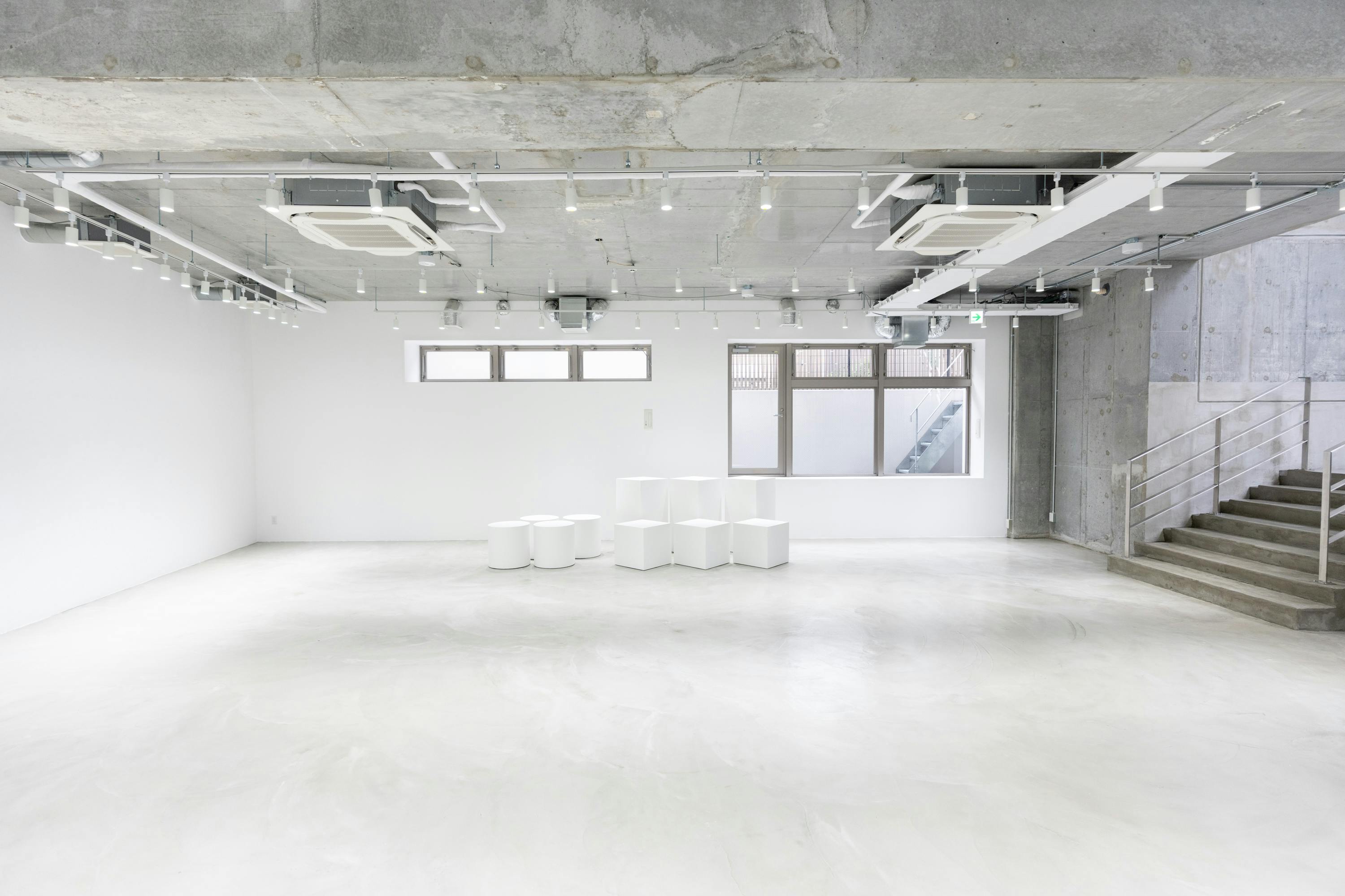 【表参道並木通りから1分/138㎡】展示会・ポップアップ・個展に最適!天井高4.7mの専用エントランスが印象的なギャラリースペース