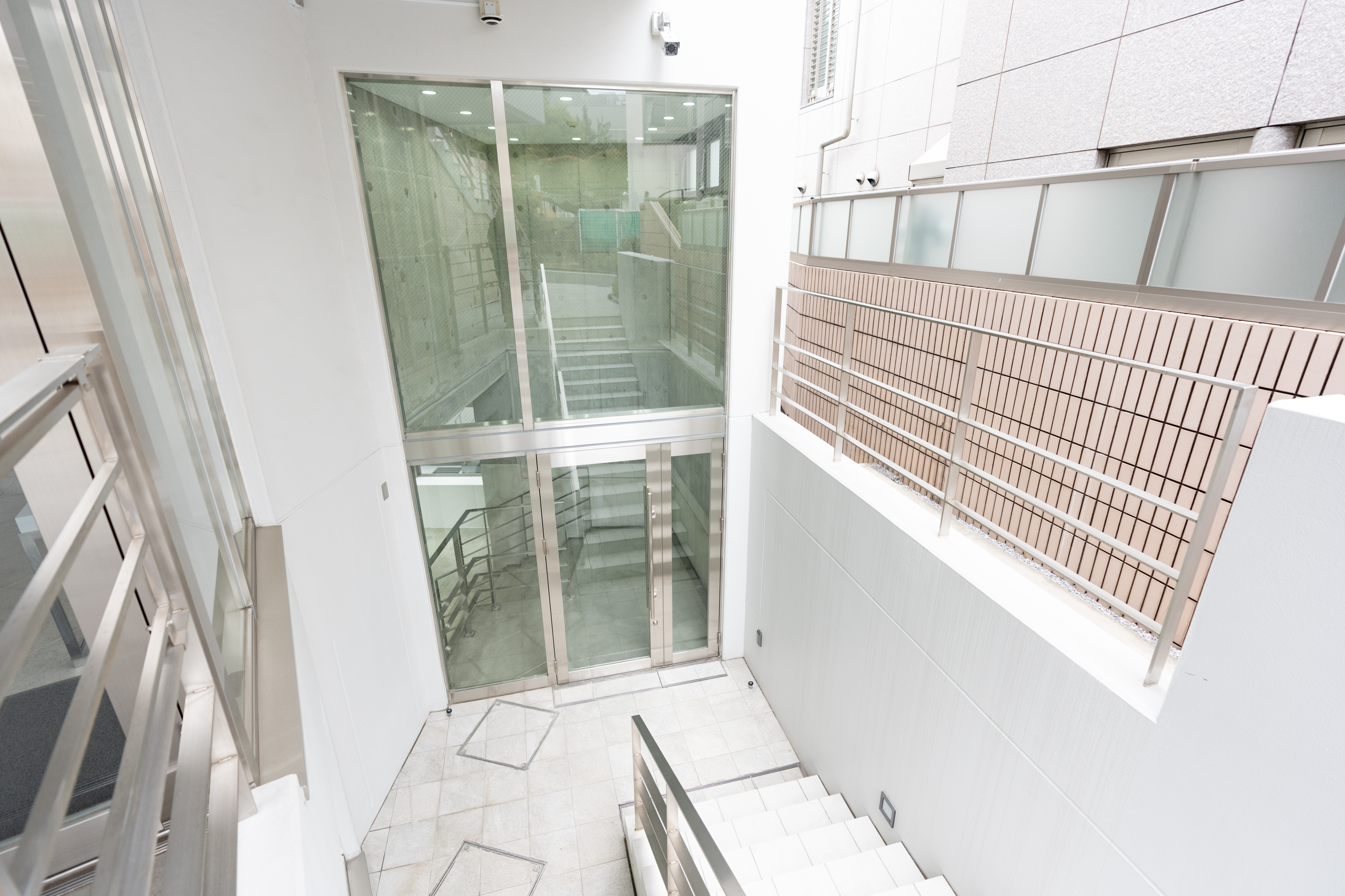 【表参道並木通りから1分／138㎡】展示会・ポップアップ・個展に最適！天井高4.7mの専用エントランスが印象的なギャラリースペース