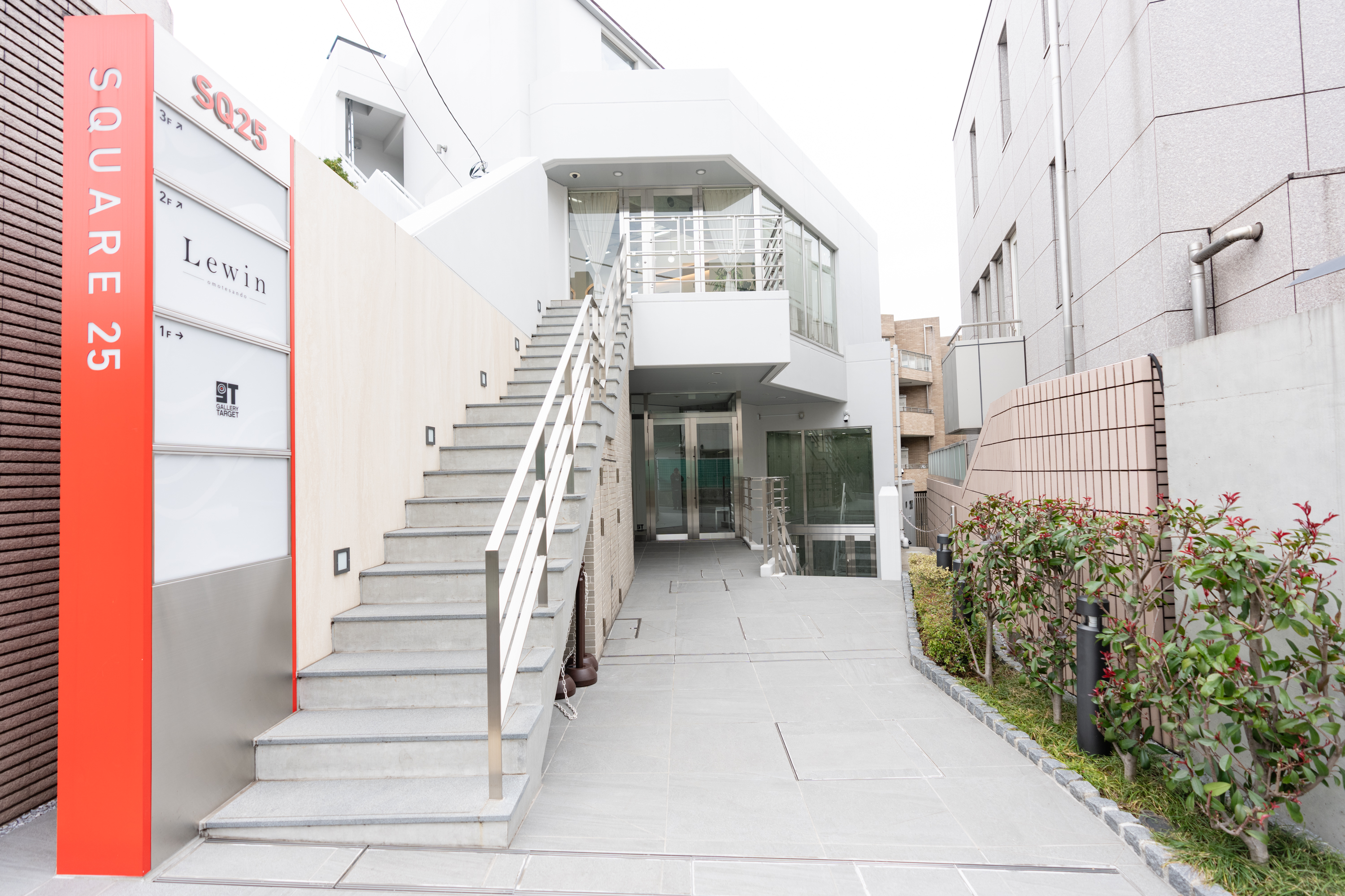 【表参道並木通りから1分／138㎡】展示会・ポップアップ・個展に最適！天井高4.7mの専用エントランスが印象的なギャラリースペース