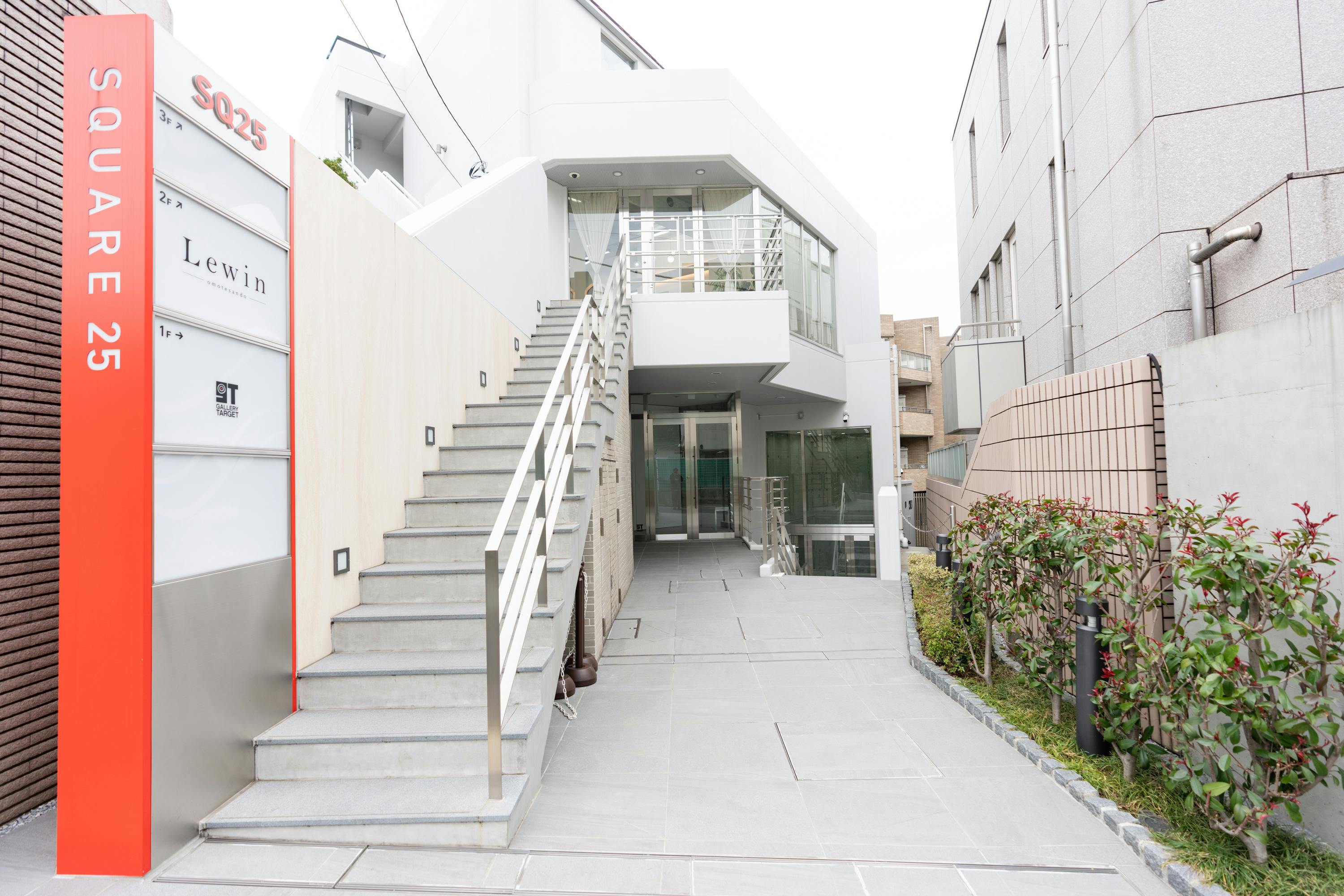 【表参道並木通りから1分/138㎡】展示会・ポップアップ・個展に最適!天井高4.7mの専用エントランスが印象的なギャラリースペース