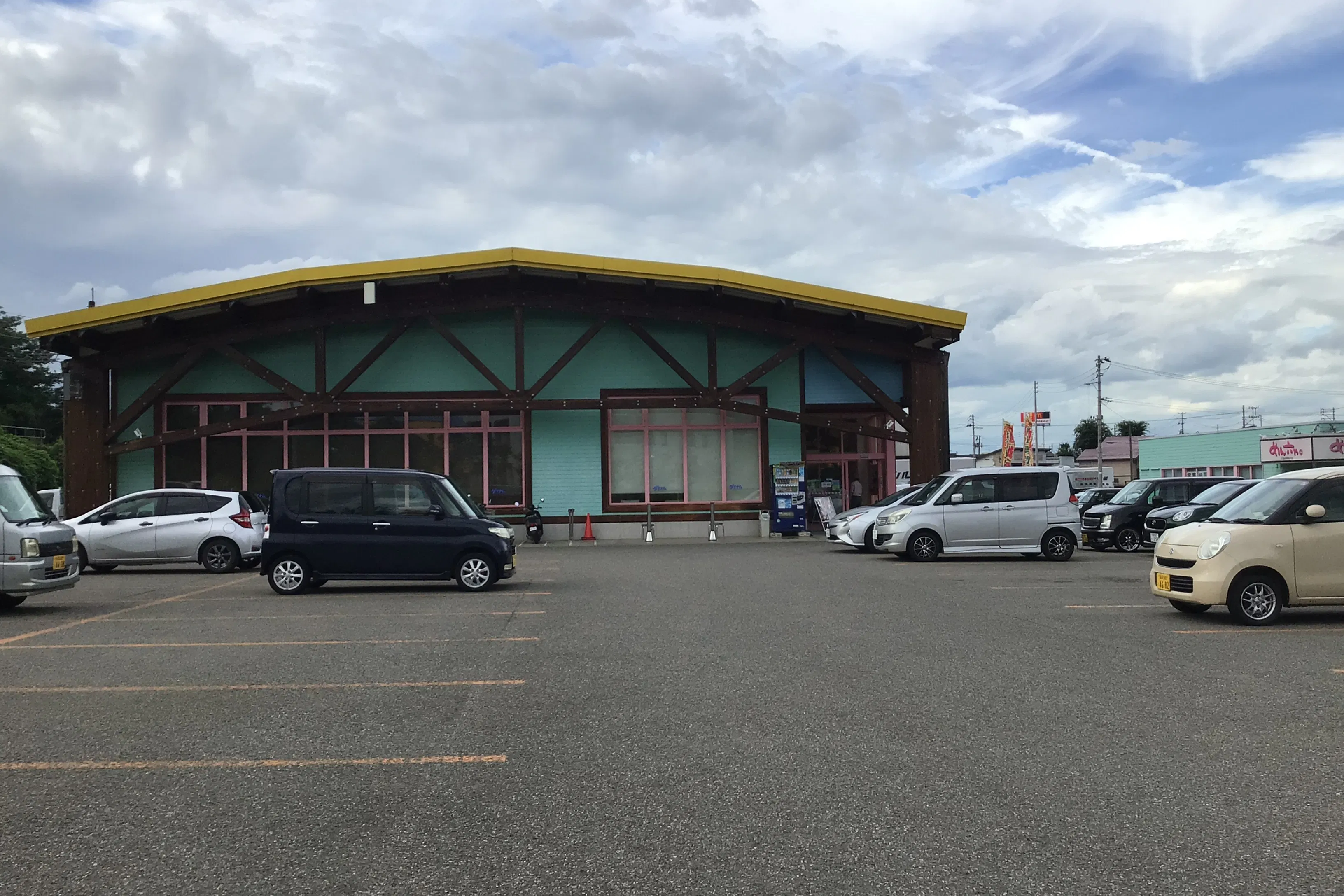 【ダイナム新潟南魚沼店ゆったり館】キッチンカーでの出店に最適なアミューズメント施設の駐車場イベントスペース