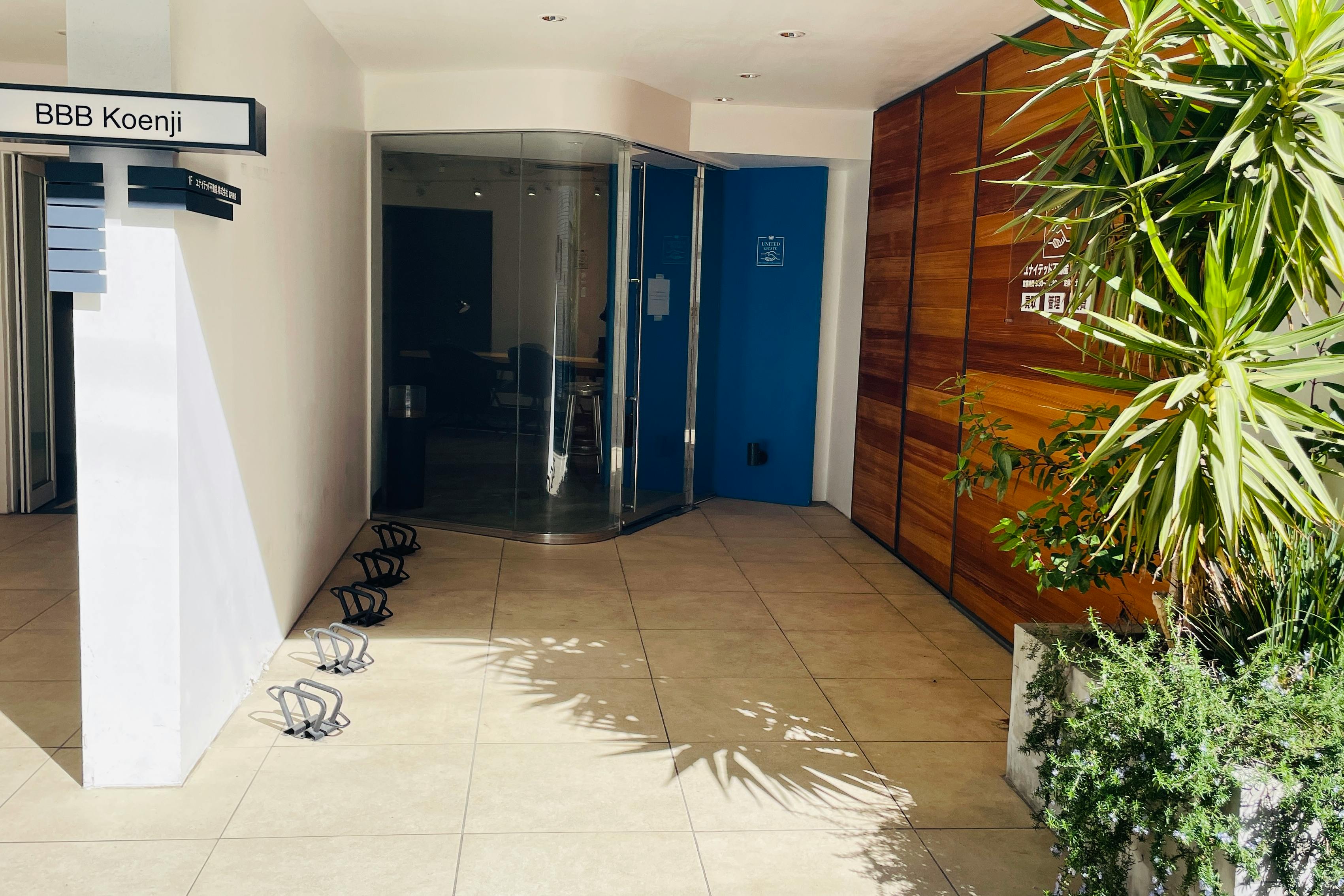 【高円寺駅2分】各種ポップアップや展示会等のギャラリー用途に最適な展示什器を備えた路面スペース