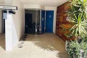 【高円寺駅2分】各種ポップアップや展示会等のギャラリー用途に最適な展示什器を備えた路面スペース