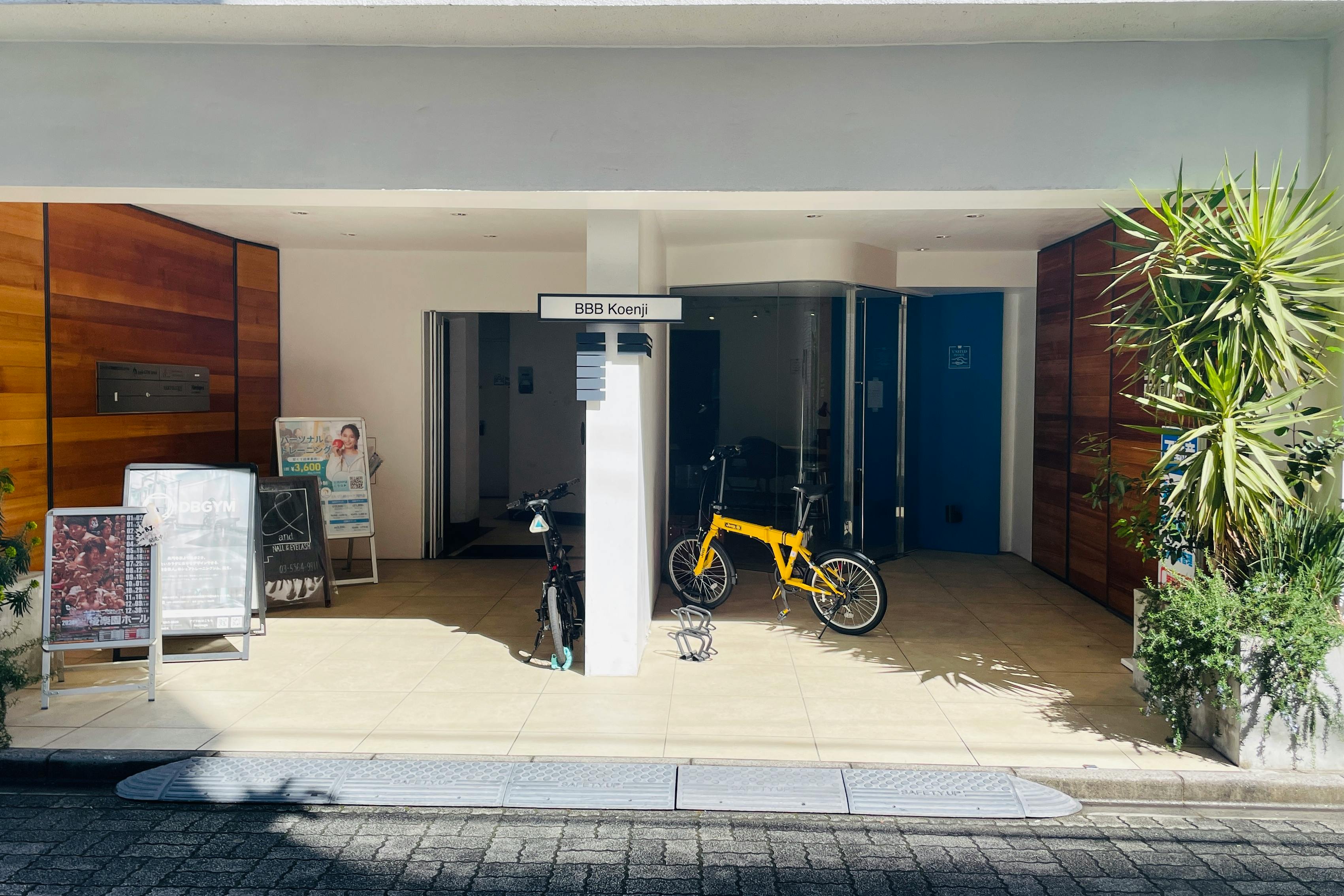 【高円寺駅2分】各種ポップアップや展示会等のギャラリー用途に最適な展示什器を備えた路面スペース