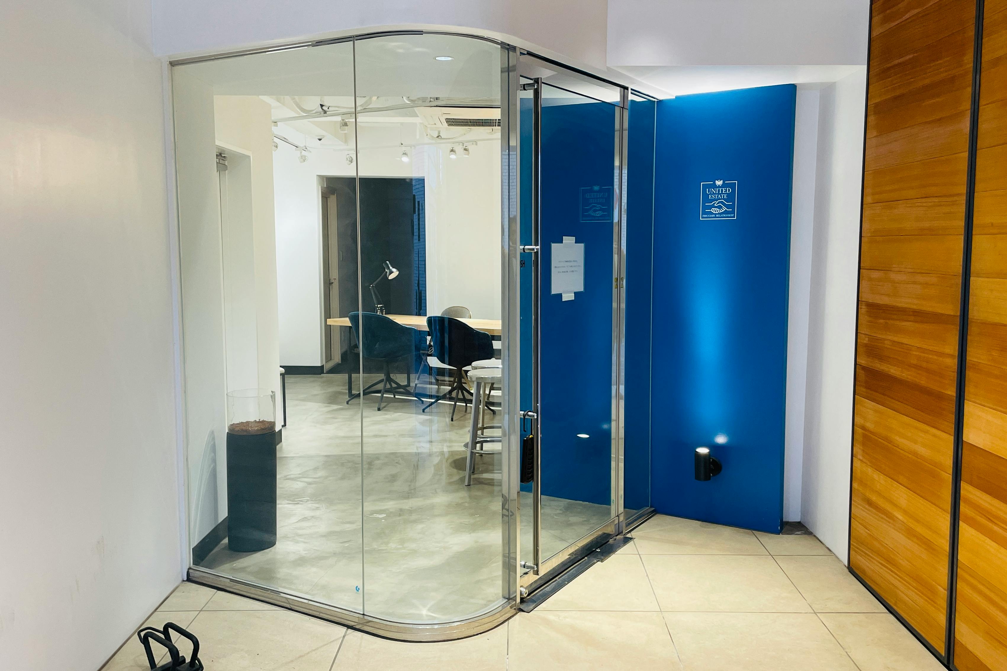 【高円寺駅2分】各種ポップアップや展示会等のギャラリー用途に最適な展示什器を備えた路面スペース