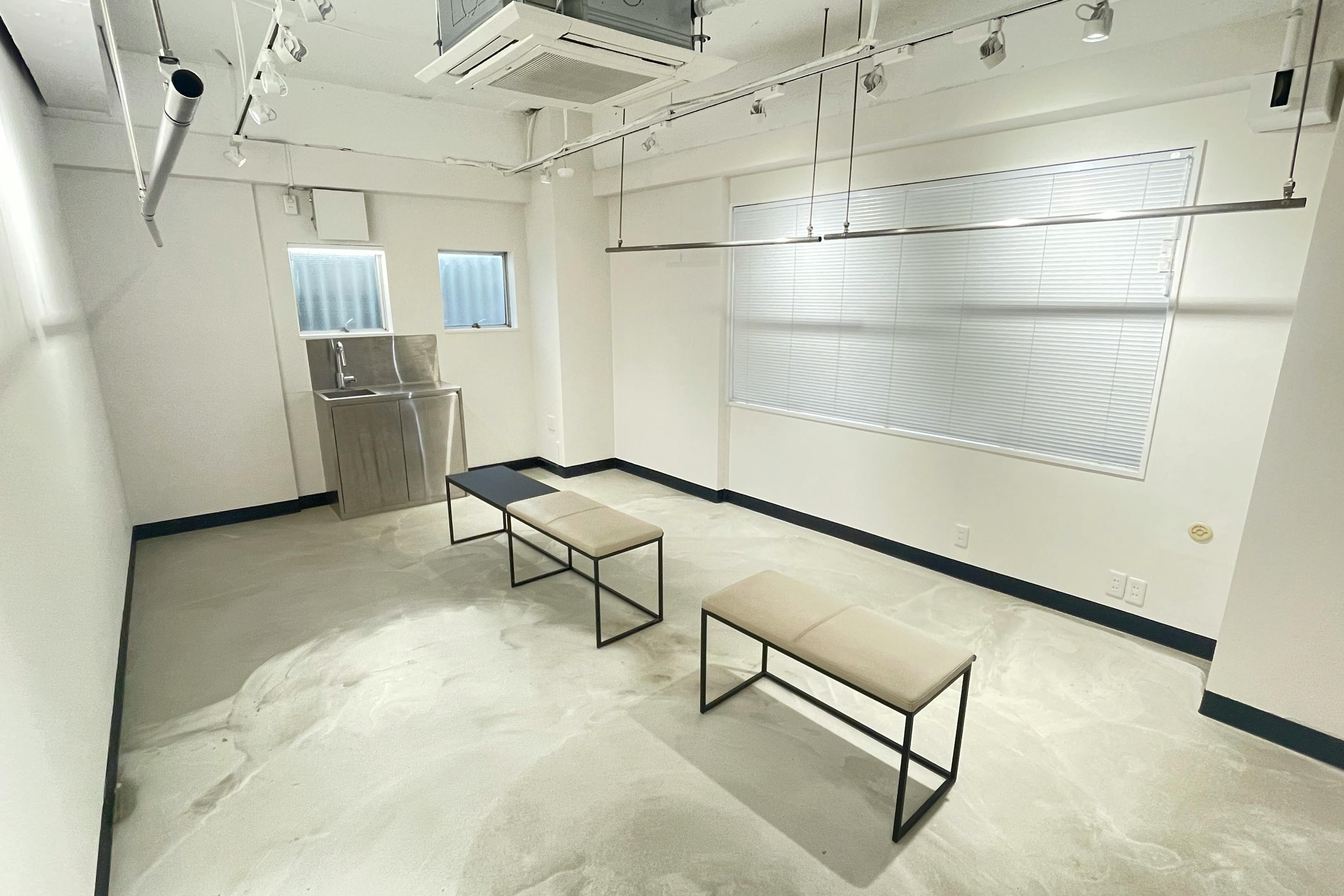 【高円寺駅2分】各種ポップアップや展示会等のギャラリー用途に最適な展示什器を備えた路面スペース