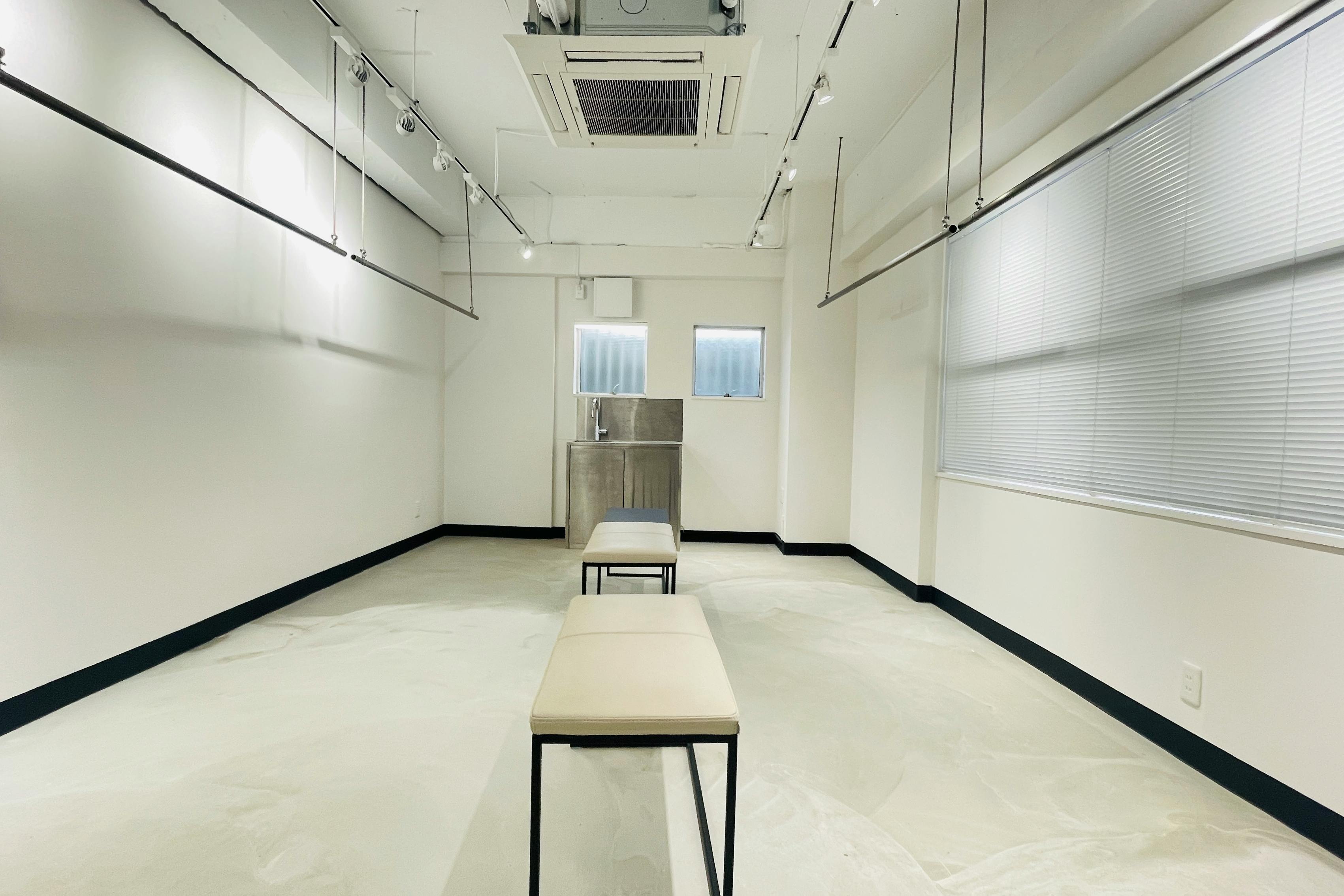 【高円寺駅2分】各種ポップアップや展示会等のギャラリー用途に最適な展示什器を備えた路面スペース