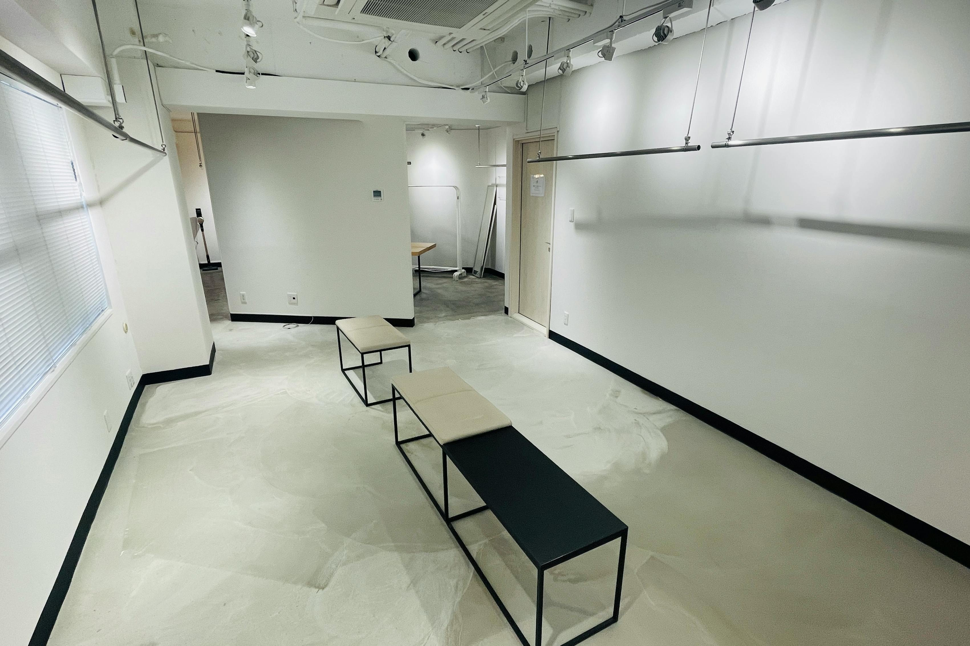 【高円寺駅2分】各種ポップアップや展示会等のギャラリー用途に最適な展示什器を備えた路面スペース