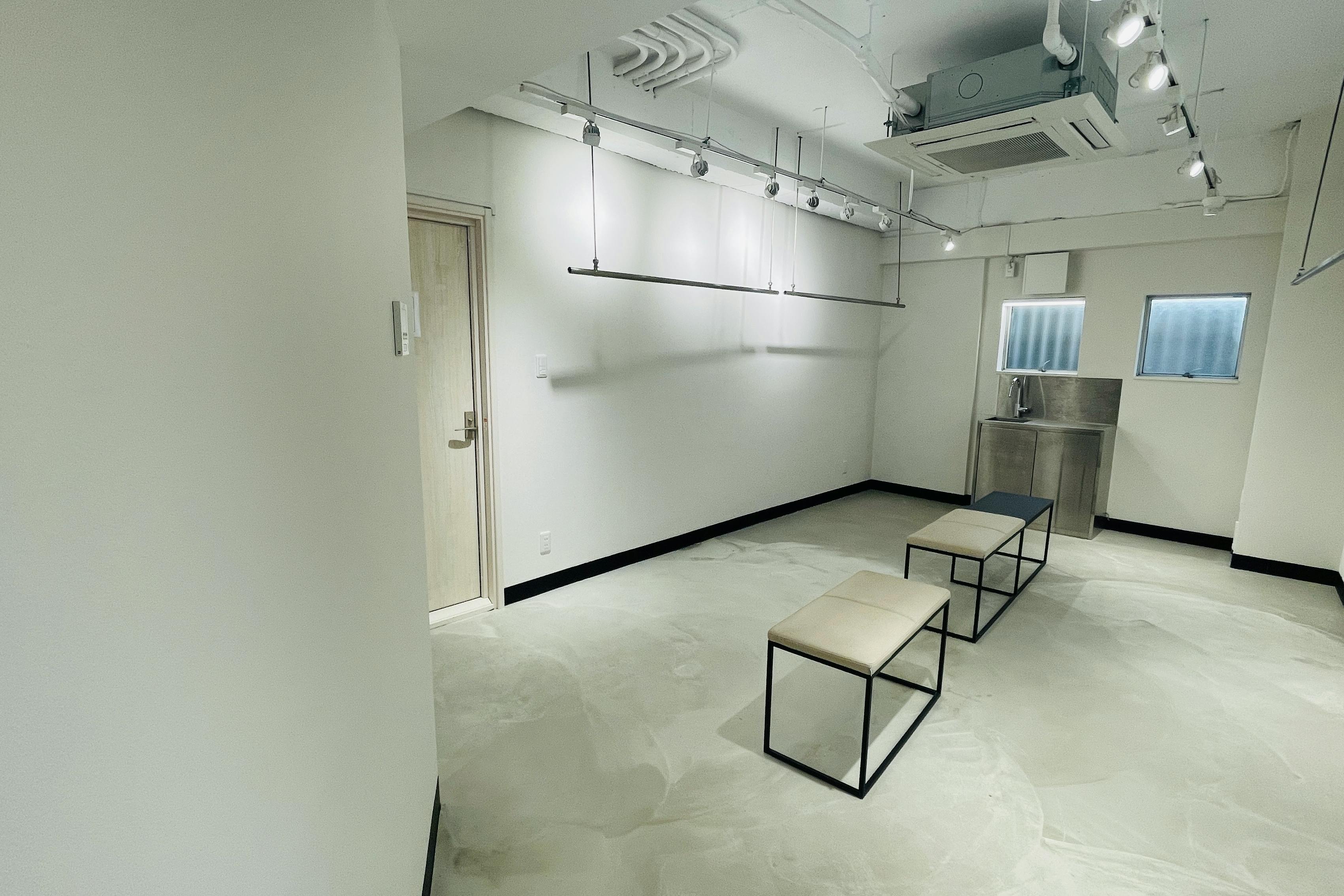 【高円寺駅2分】各種ポップアップや展示会等のギャラリー用途に最適な展示什器を備えた路面スペース