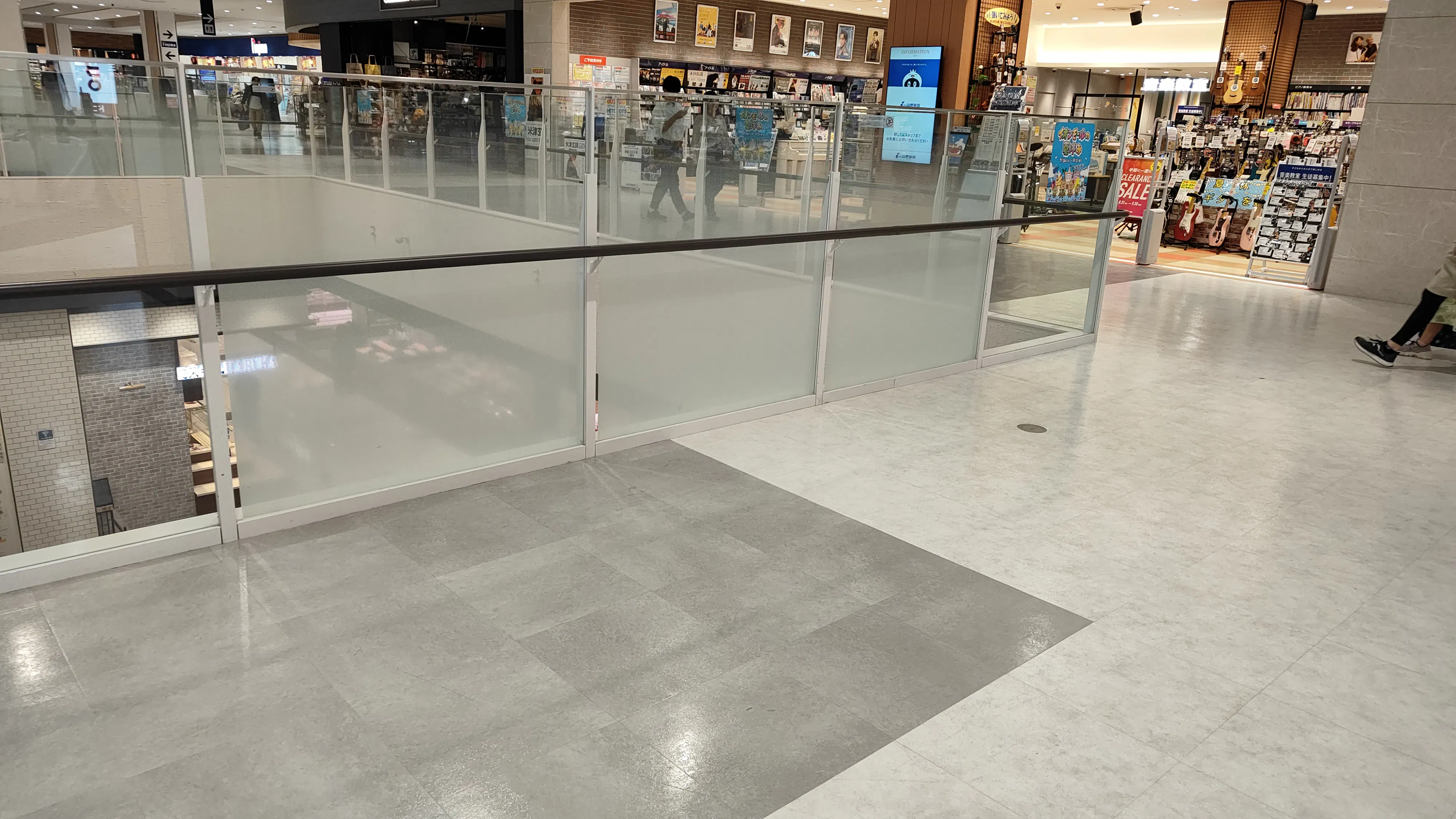 【イオンモール上尾】2F 西側吹抜け東の画像