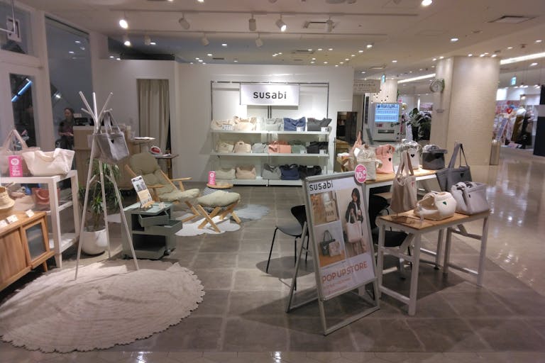 開口部が明るく、照明も明るいです。