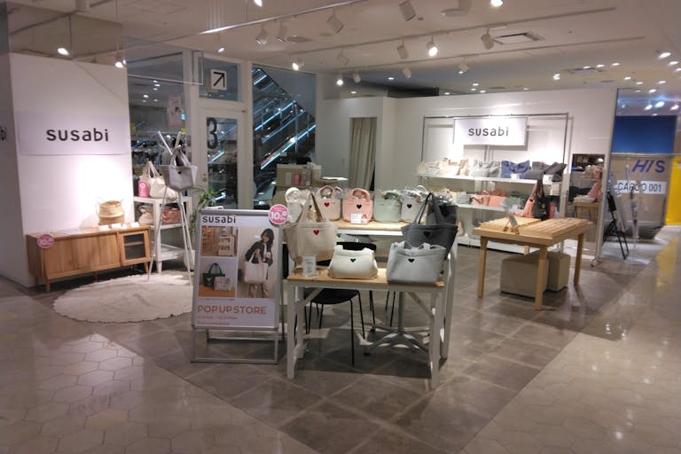 左手に上りエスカレーターあり。エスカレーターサイドからも入店可能なため、お客様の流入が期待できます。