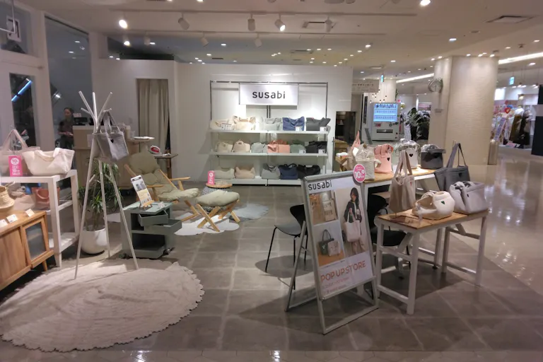 開口部が明るく、照明も明るいです。