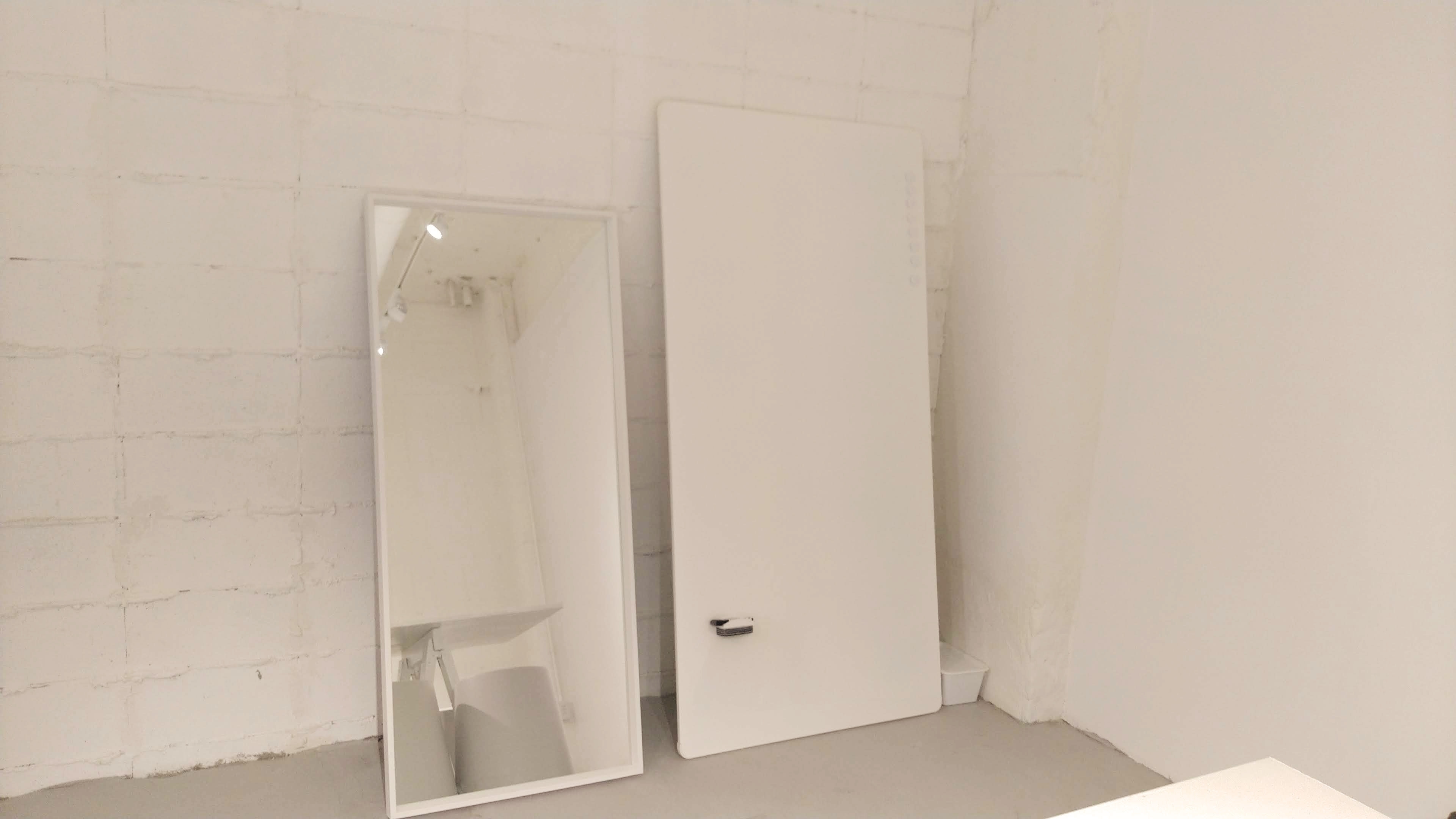 全身鏡とホワイトボード