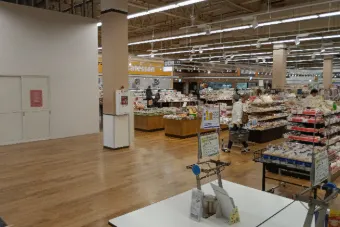 【イオンスタイル矢巾】イートインスペース前 販促プロモーションや物販に最適なスーパー店内催事イベントスペース