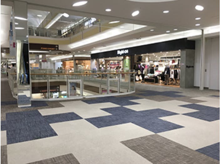 【イオンモール千葉ニュータウン】モール棟2F西エスカレーター前の画像