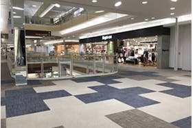 【イオンモール千葉ニュータウン】モール棟2F西エスカレーター前