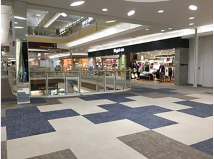 【イオンモール千葉ニュータウン】モール棟2F西エスカレーター前の画像