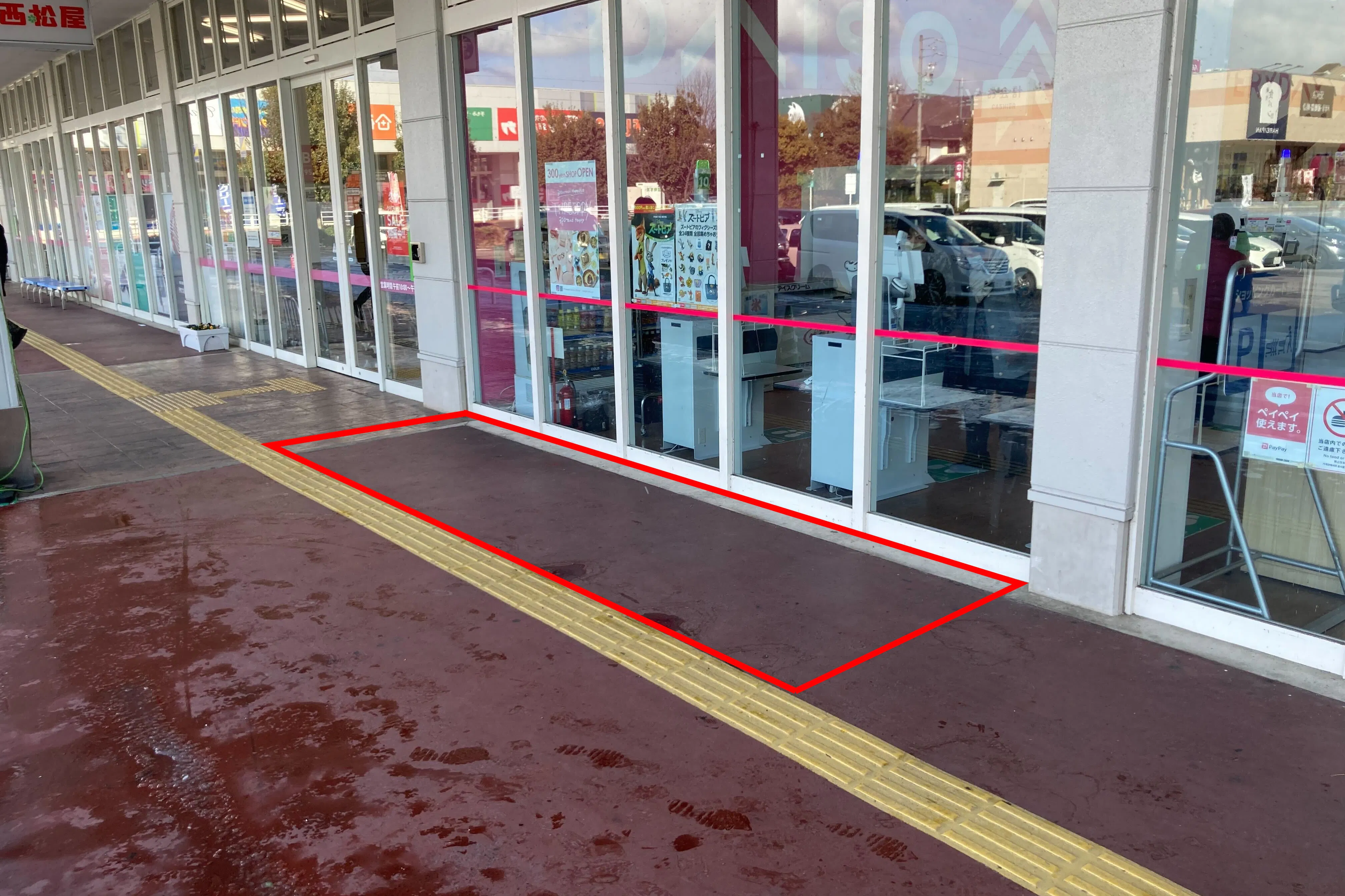 【イオンタウン各務原】プロモーションイベントや各種物販に最適な生活雑貨テナント前にある視認性の高い軒下イベントスペース