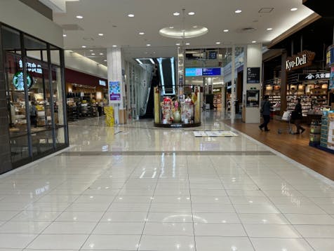 【イオンモール京都五条】1F　専門店南入口の画像