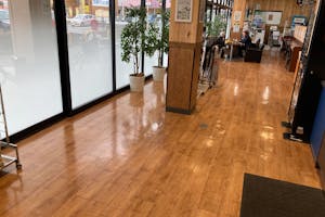 【いなげや大里江南店】各種プロモーションイベントに最適なスーパーマーケットの店内休憩スペース