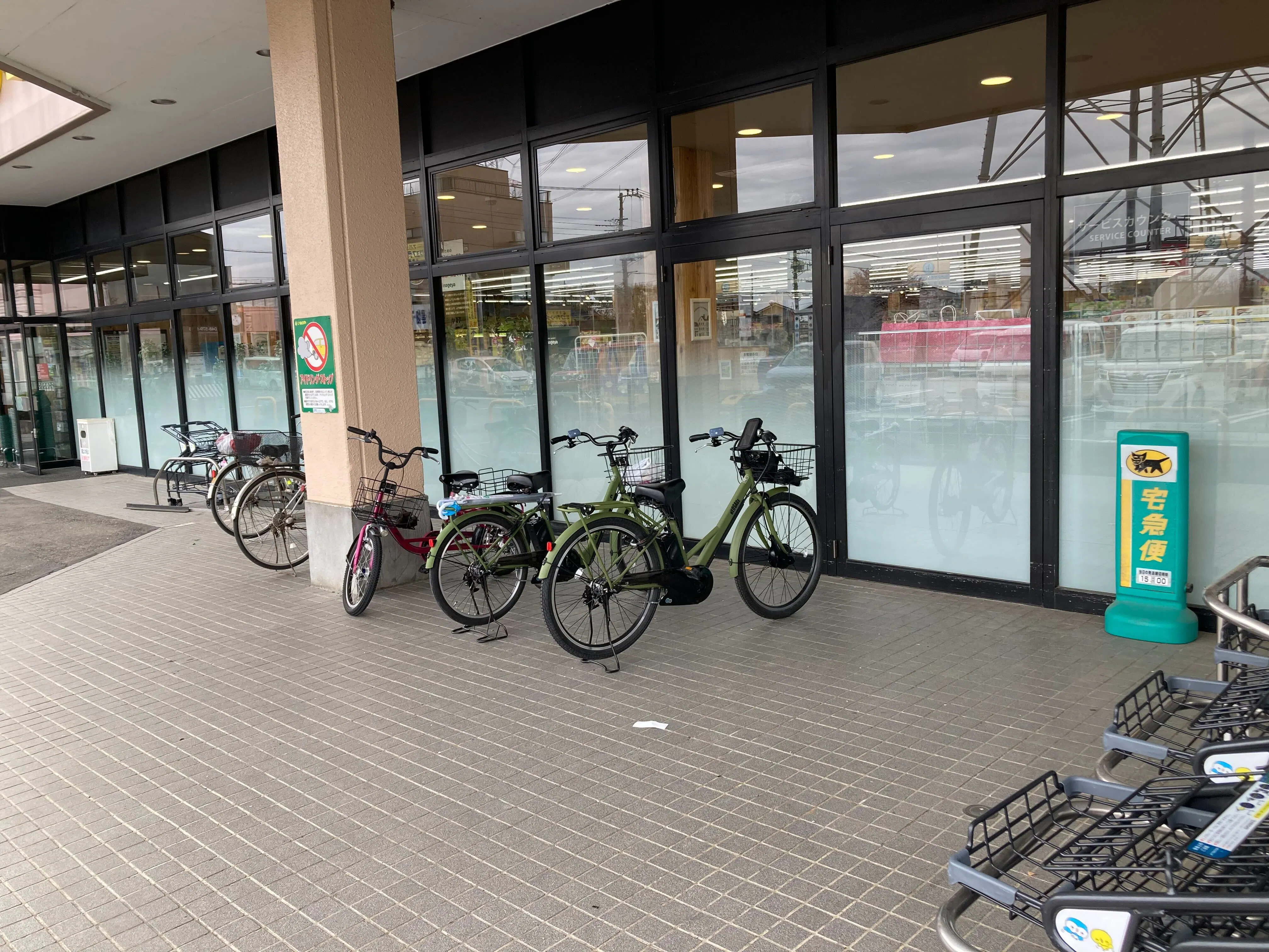 【いなげや大里江南店】各種プロモーションイベントに最適なスーパーマーケットの店内休憩スペース