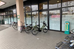 【いなげや大里江南店】各種プロモーションイベントに最適なスーパーマーケットの店内休憩スペース