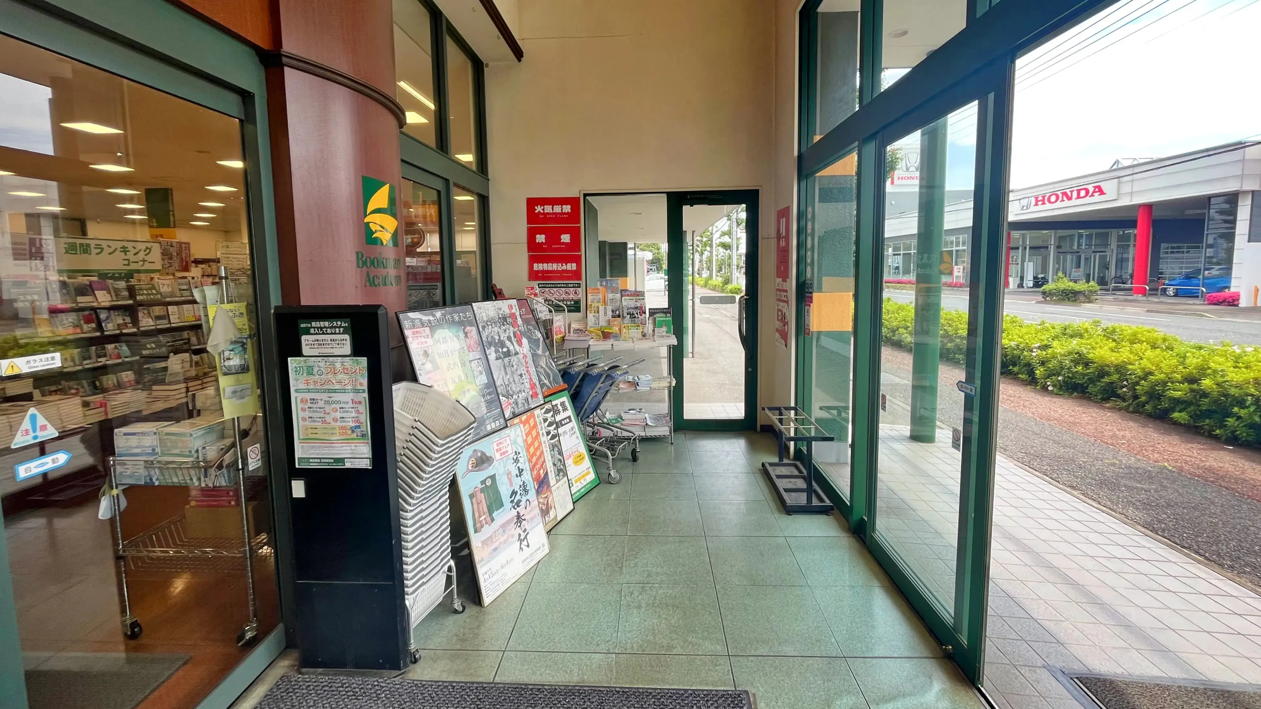 【ブックマンズアカデミー前橋店】キャンペーンやプロモーションに最適！県内最大級書店の広々とした風除室スペース