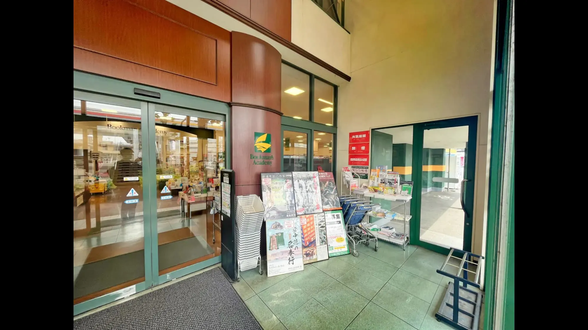 【ブックマンズアカデミー前橋店】キャンペーンやプロモーションに最適！県内最大級書店の広々とした風除室スペース