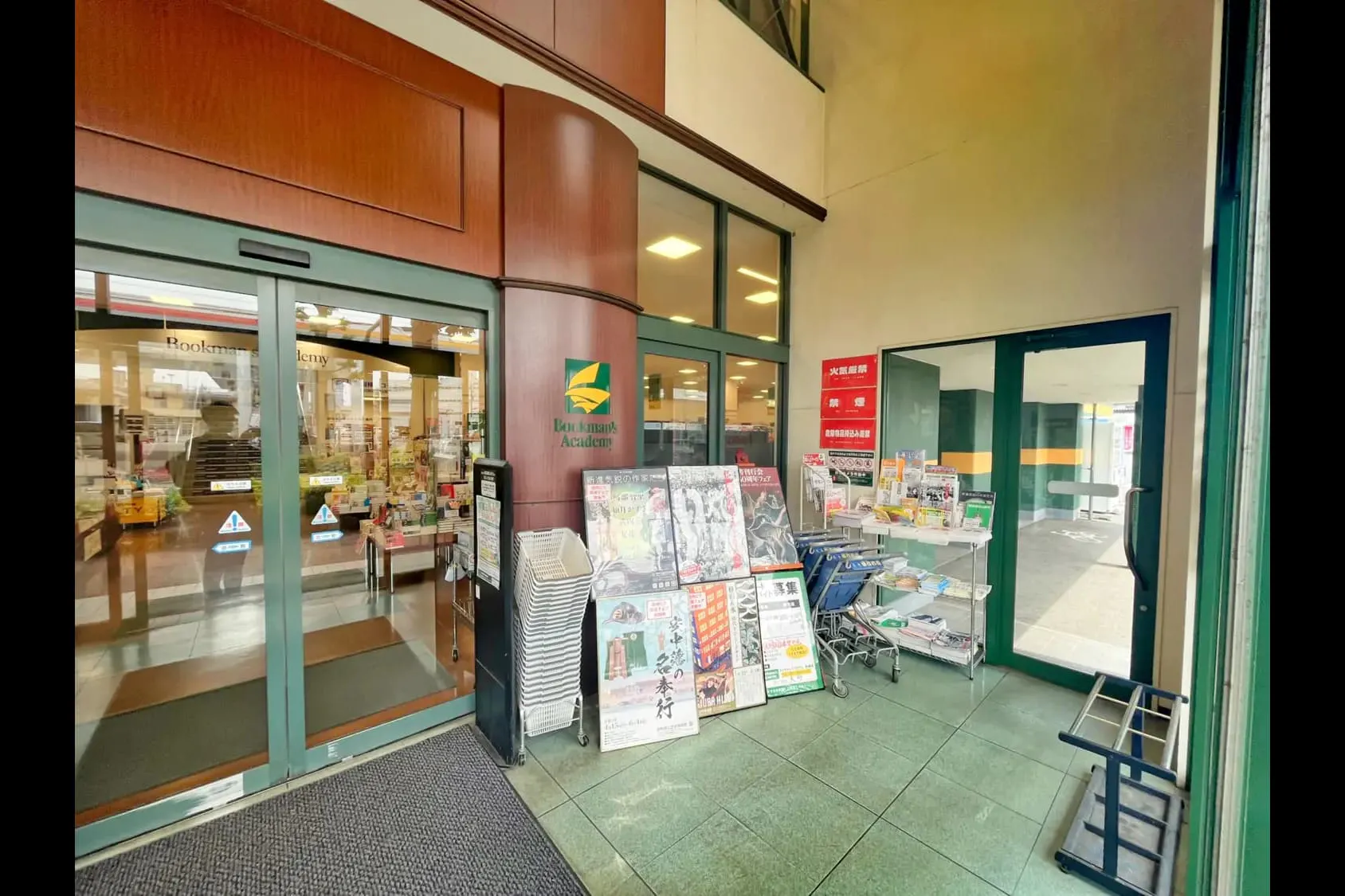 【ブックマンズアカデミー前橋店】キャンペーンやプロモーションに最適!県内最大級書店の広々とした風除室スペース