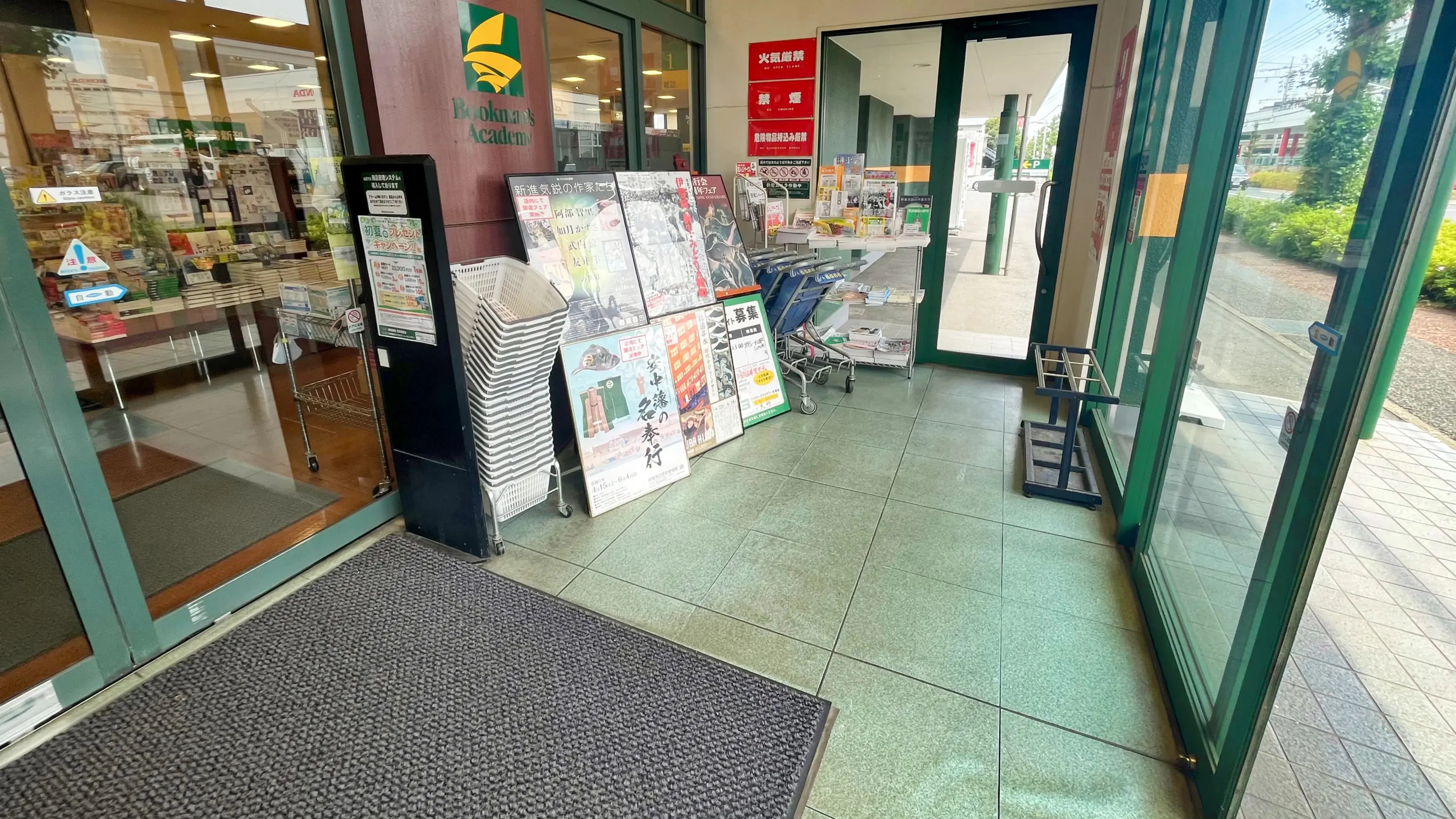 【ブックマンズアカデミー前橋店】キャンペーンやプロモーションに最適！県内最大級書店の広々とした風除室スペース