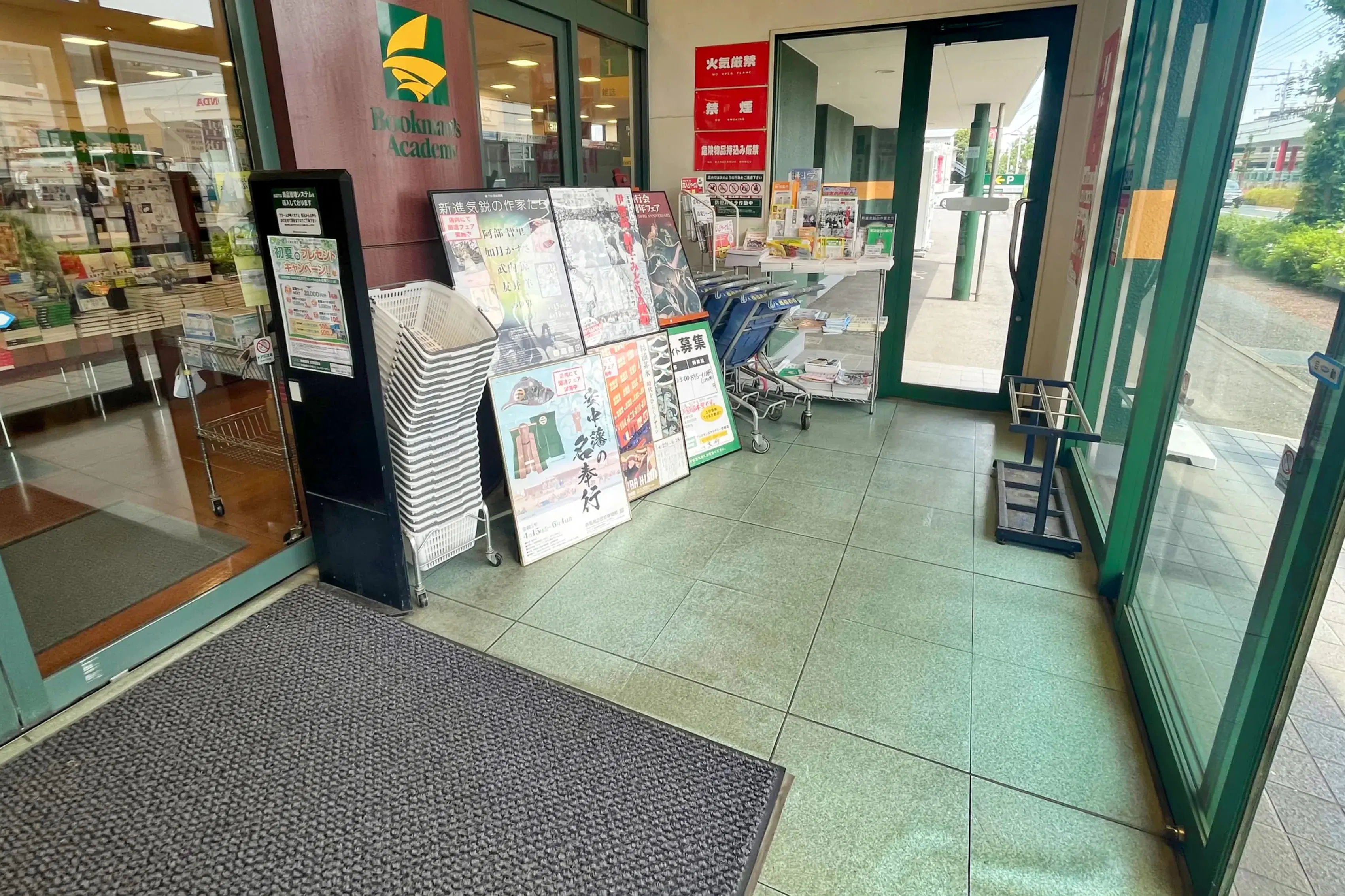【ブックマンズアカデミー前橋店】キャンペーンやプロモーションに最適!県内最大級書店の広々とした風除室スペース
