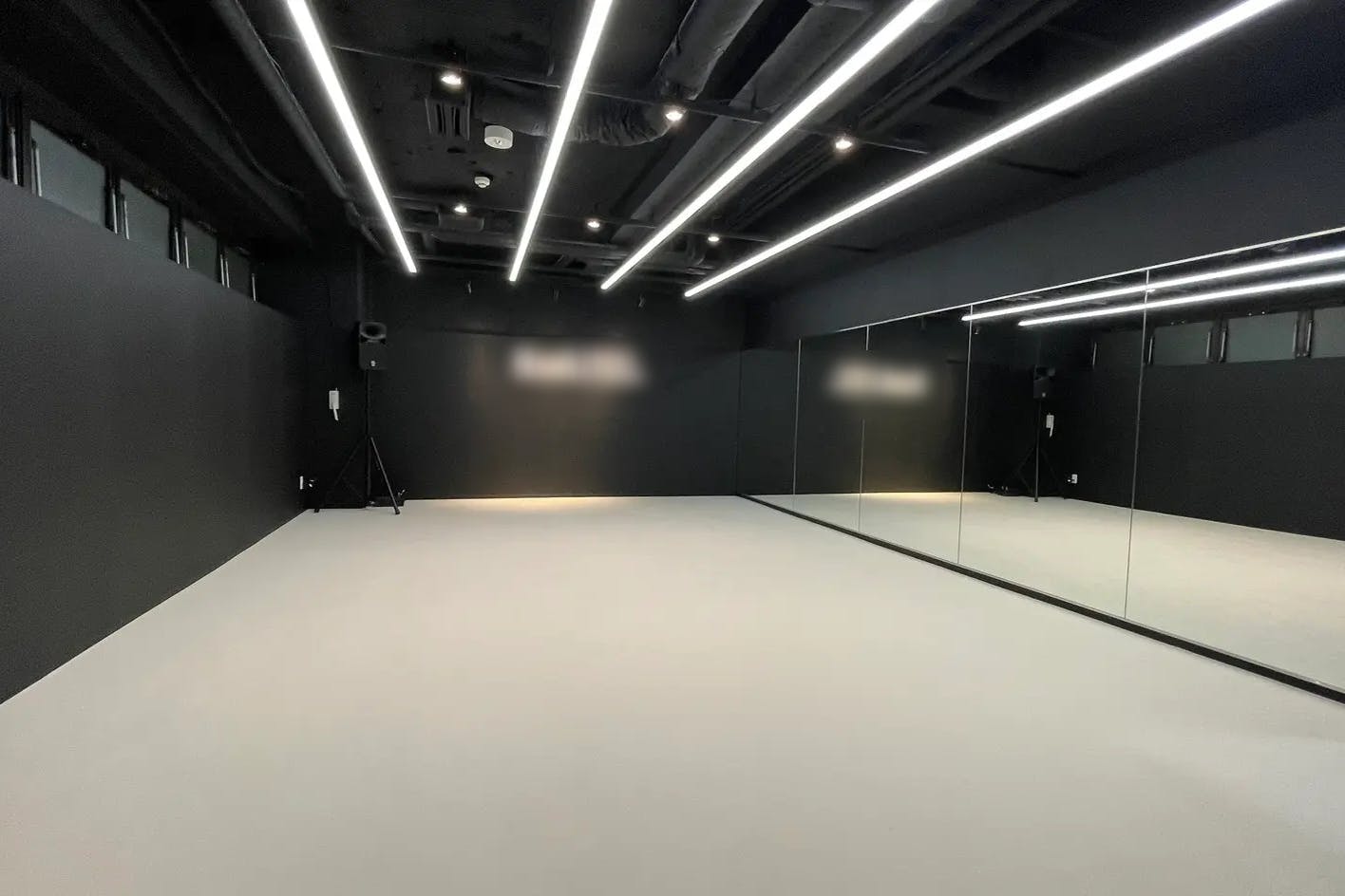 【赤坂駅5分】展示会や撮影に適した黒と白を基調としたスタイリッシュなレンタルスタジオ