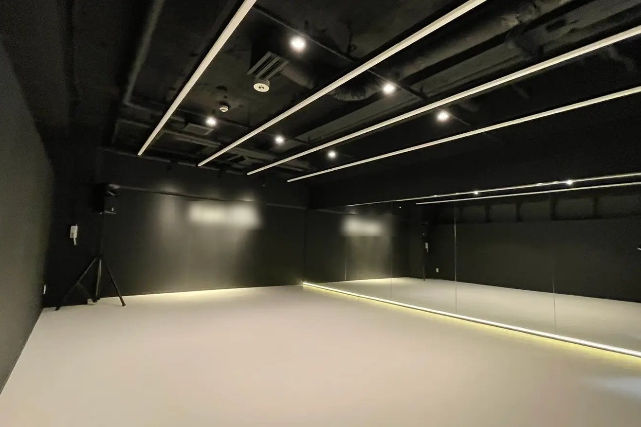 【赤坂駅5分】展示会や撮影に適した黒と白を基調としたスタイリッシュなレンタルスタジオ