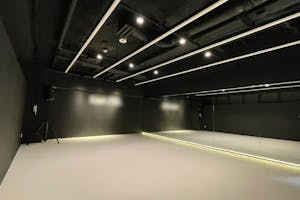 【赤坂駅5分】展示会や撮影に適した黒と白を基調としたスタイリッシュなレンタルスタジオ