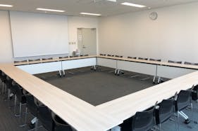 【ヒカリエカンファレンス(Room C)/渋谷駅直結】撮影や展示会にも最適なヒカリエ内にある大きな窓で解放感抜群なイベントスペース