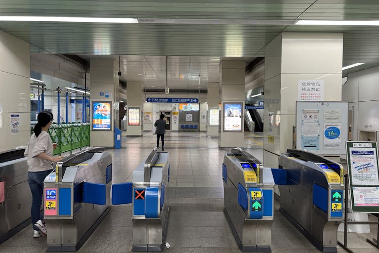 【横浜市営地下鉄ブルーライン仲町台駅】各種プロモーションや物販、サンプリングに最適なコンパクトな改札内イベントスペースの画像4