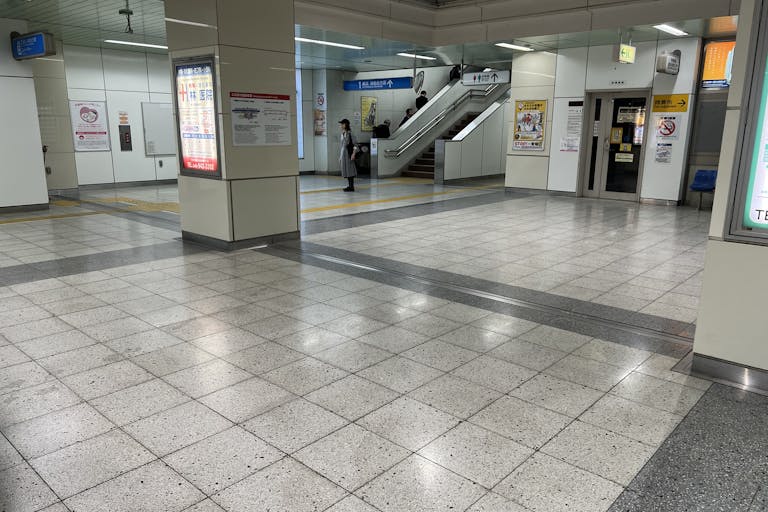 【横浜市営地下鉄ブルーライン仲町台駅】各種プロモーションや物販、サンプリングに最適なコンパクトな改札内イベントスペースの画像6