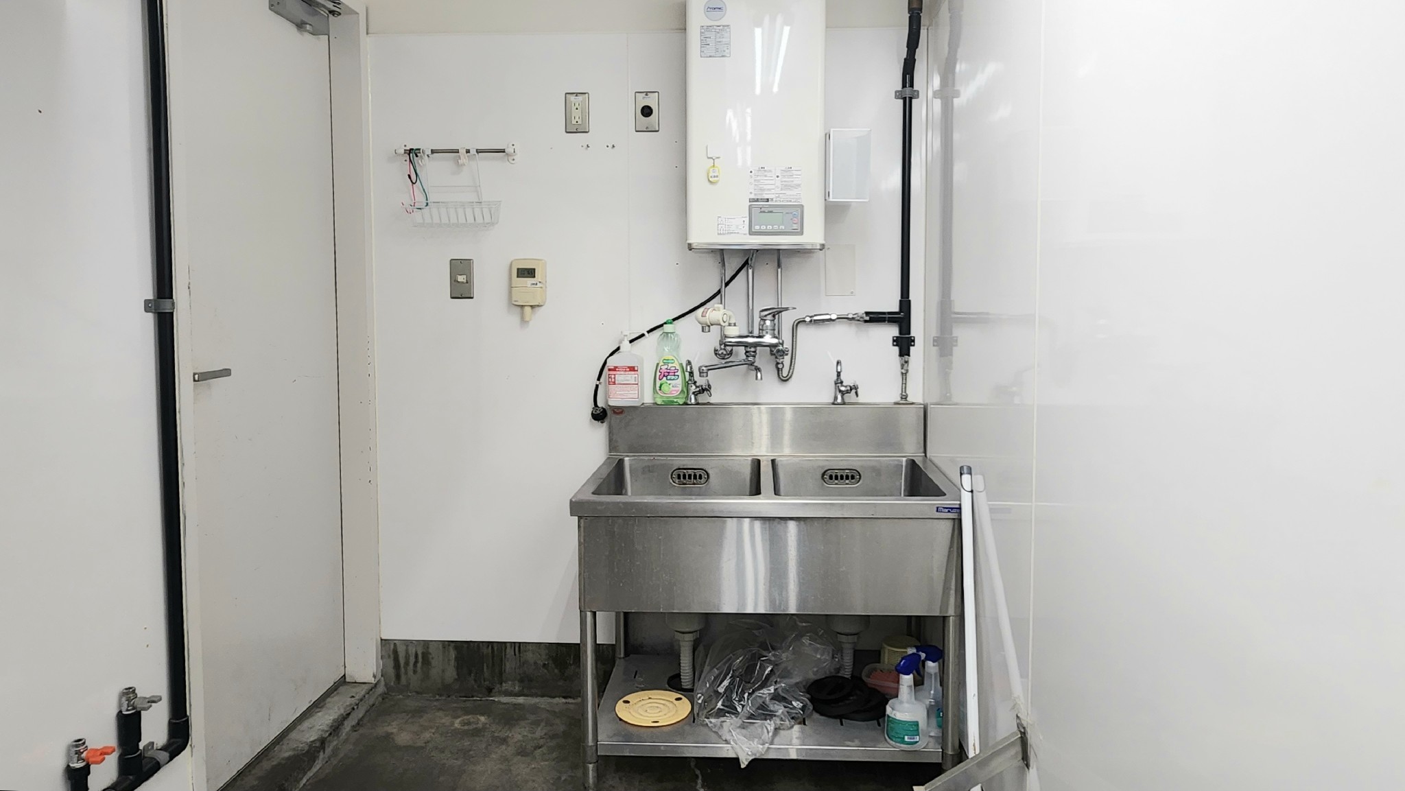 【草加マルイ】1階 カレンダリウムF03【食物販】お客さまの目に留まりやすいイートインスペース前の区画