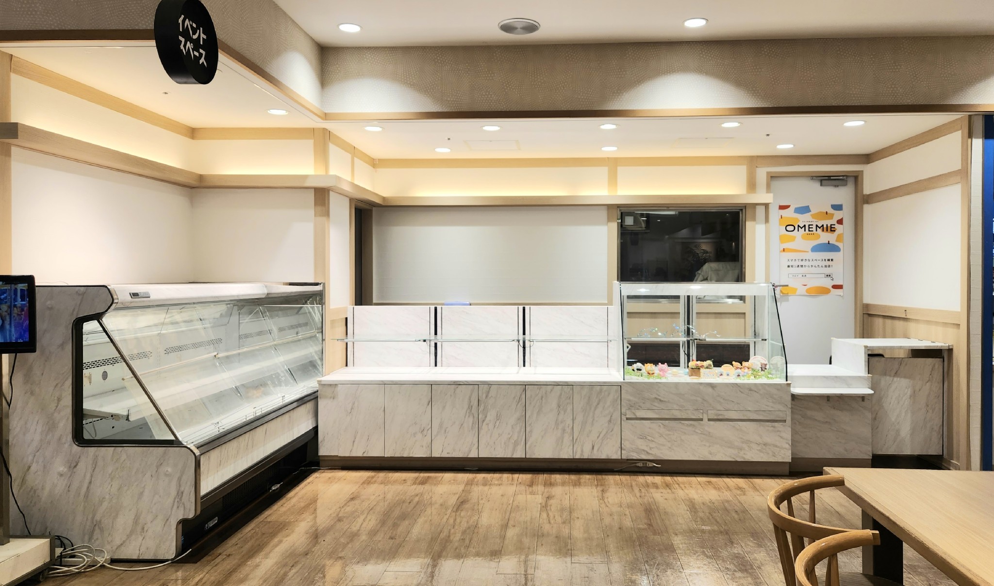 【草加マルイ】1階 カレンダリウムF03【食物販】お客さまの目に留まりやすいイートインスペース前の区画