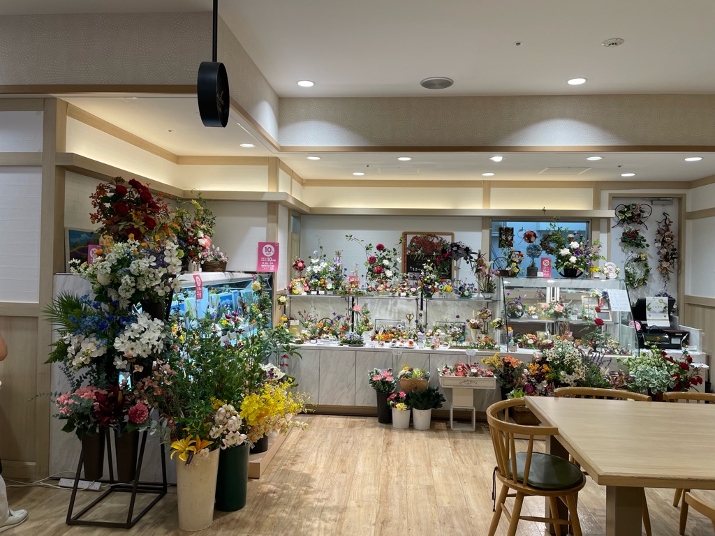 【草加マルイ】1階 カレンダリウムF03【食物販】お客さまの目に留まりやすいイートインスペース前の区画