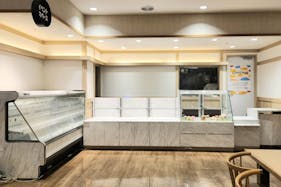 【草加マルイ】1階 カレンダリウムF03【食物販】お客さまの目に留まりやすいイートインスペース前の区画