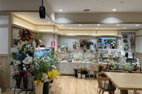 【草加マルイ】1階 カレンダリウムF03【食物販】お客さまの目に留まりやすいイートインスペース前の区画