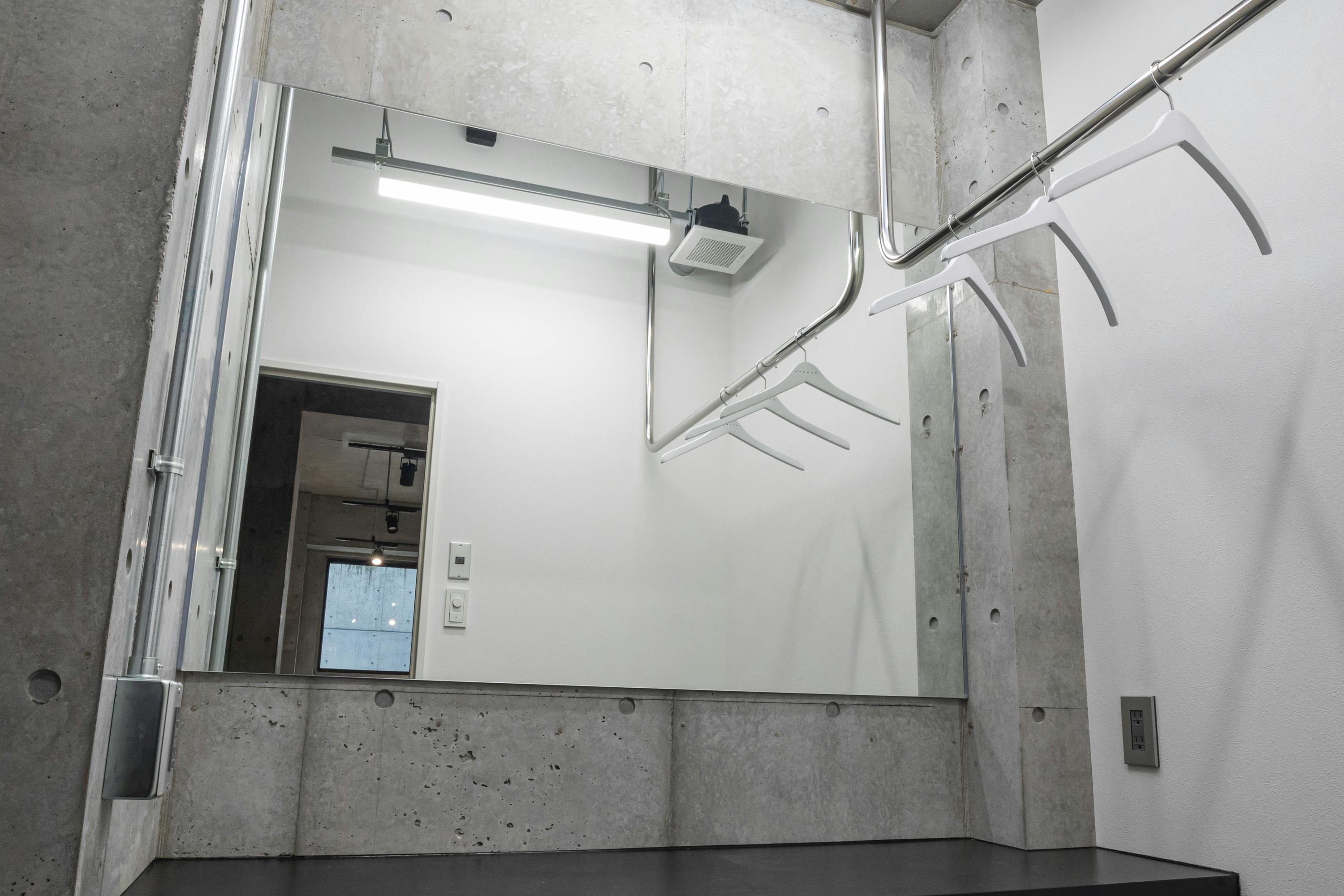 【北参道駅10分】展示会や撮影、レセプションパーティー等に最適なグレーと黒のシックな空間が特徴的なスペース