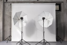 【北参道駅10分】展示会や撮影、レセプションパーティー等に最適なグレーと黒のシックな空間が特徴的なスペース