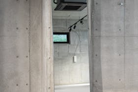 【北参道駅10分】展示会や撮影、レセプションパーティー等に最適なグレーと黒のシックな空間が特徴的なスペース