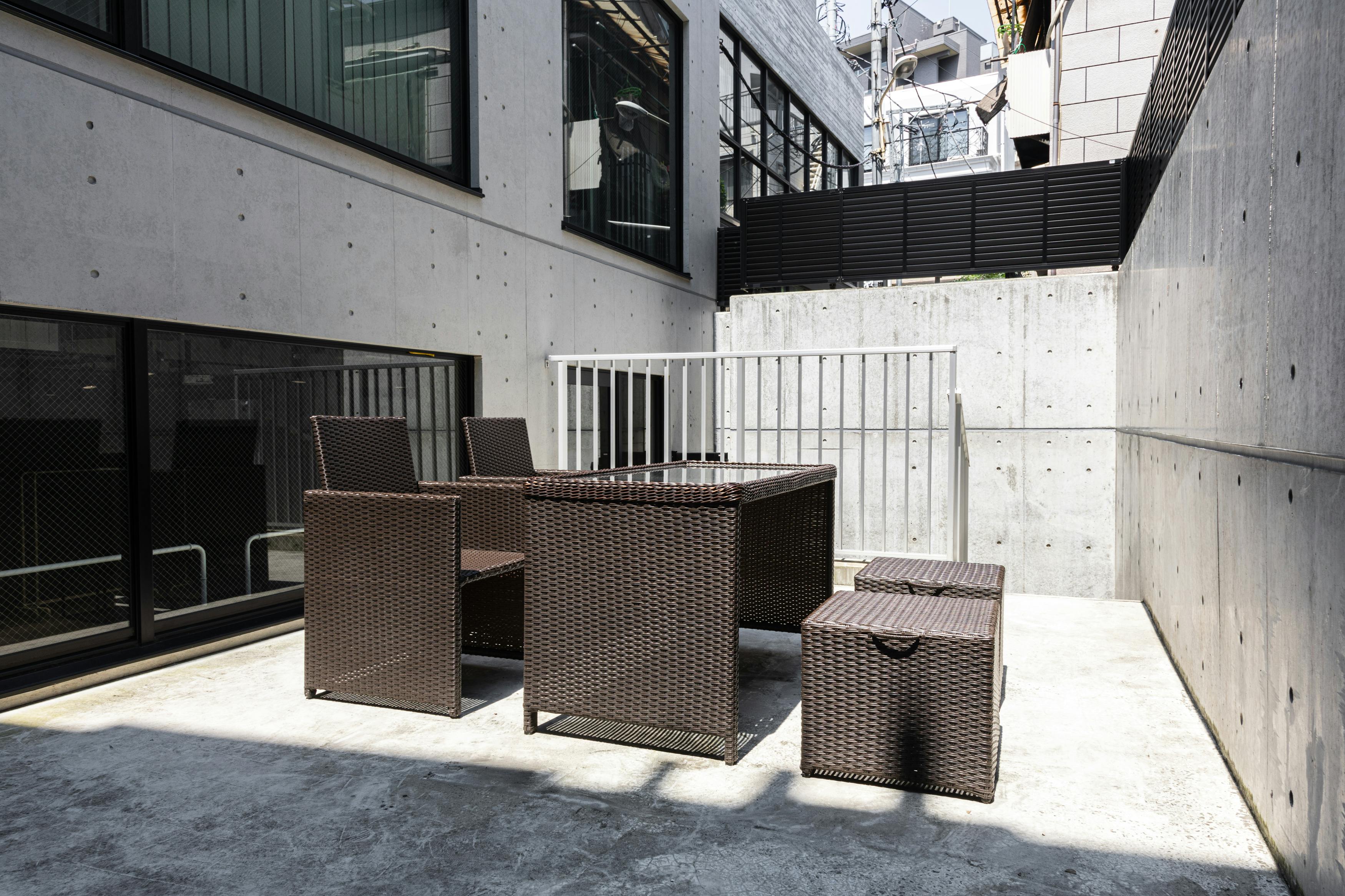 【北参道駅10分】展示会や撮影、レセプションパーティー等に最適なグレーと黒のシックな空間が特徴的なスペース